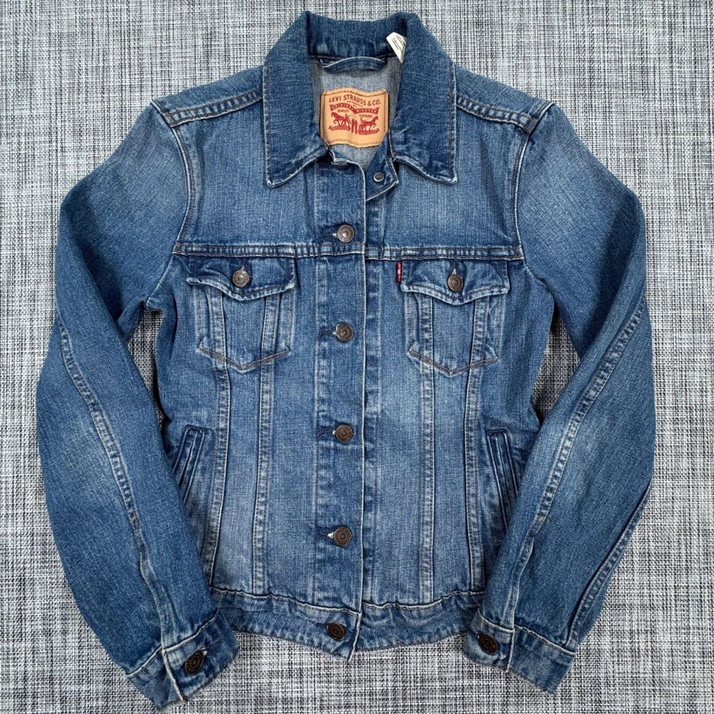 Levis Women XS Blue Denim Trucker Jacket Cotton Button Front Long Sleeve Pockets